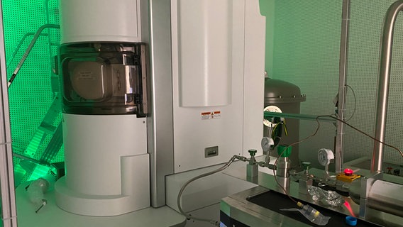 Das Bild zeigt das neue Elekronenmikroskop der Univesität Rostock. © Universität Rostock Foto: Universität Rostock