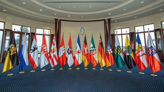 Die sechszehn Fahnen der sechzehn Bundesländer - aufgenommen bei der Jahrestagung der Länder-Regierungschefs © dpa-Bildfunk Foto: Jens Büttner