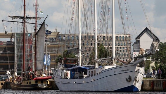 The white three-masted gaff schooner Minerva is located in the city port of Rostock and is waiting for visitors for a sailing trip.  © dpa photo: Bernd Wüstneck