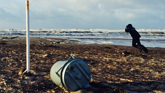 Ein Kind stemmt sich gegen den Sturm am Ostseestrand. © NDR Foto: Johannes Karow aus Rostock