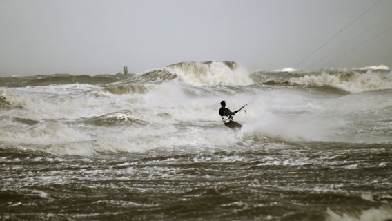 ein Kitesurfer auf der Ostsee © NDR Foto: Peter Schumacher aus Sievershagen bei Rostock