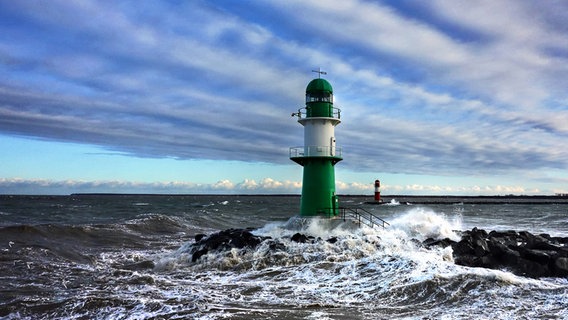 Leuchtfeuer auf der Westmole in Warnemünde © NDR Foto: Christian Pagenkopf aus Rostock