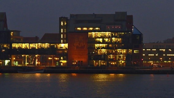 Blick auf den beleuchteten Rostocker Hafen © NDR Foto: Sven Johnsen aus Rostock