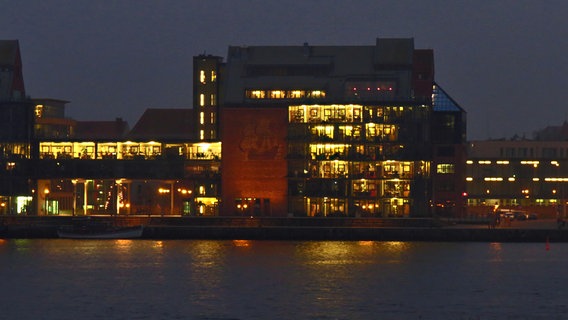 Blick auf den beleuchteten Rostocker Hafen © NDR Foto: Sven Johnsen aus Rostock