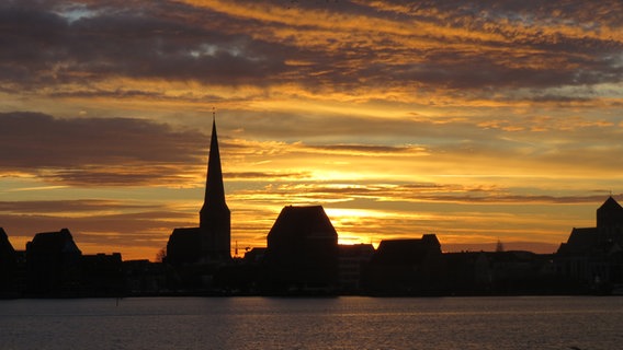 Goldgelber Sonnenaufgang über Rostock © NDR Foto: Sven Johnson aus Rostock