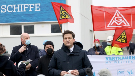 Christoph Morgen (M), vorläufiger Insolvenzverwalter der MV-Werften, informiert auf einem Pressegespräch über die weiteren Schritte nach der Insolvenz. © dpa-Bildfunk Foto: Bernd Wüstneck