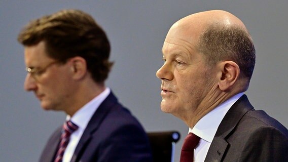 Bundeskanzler Olaf Scholz (r, SPD) und Hendrik Wüst (l, CDU), Ministerpräsident von Nordrhein-Westfalen. © dpa-Bildfunk Foto: John Macdougall/AFP Pool/dpa