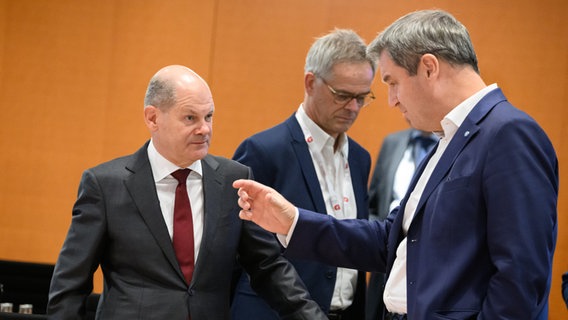 Bundeskanzler Scholz und Bayerns Ministerpräsident Söder kurz vor den Beratungen der Regierunschefs der Länder mit der Bundesregierung am 4. Oktober. ©  Bernd von Jutrczenka/dpa Foto: Bernd von Jutrczenka/dpa