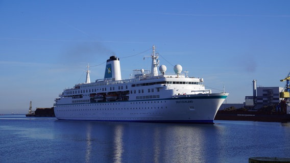 Die "MS Deutschland" fährt am 1. Mai 2025 in den Wimarer Hafen ein. © Christopf Woest Foto: Christopf Woest