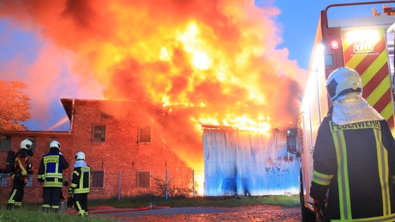 Aus der Mühle Wendorf in Wolgast schlagen meterhohe Flamme. © Tilo Wallrodt Foto: Tilo Wallrodt
