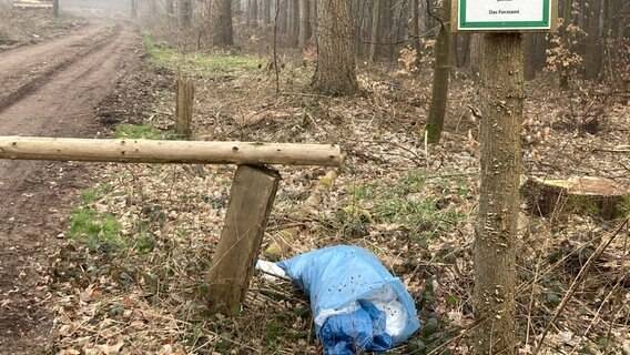 Ein Müllsack liegt an einem Waldweg. © NDR Foto: Franziska Drewes