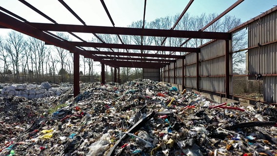 Eine illegale Mülldeponie in Güstrow. © NDR Foto: NDR