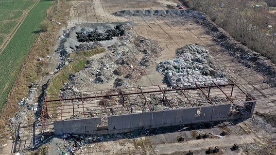 Eine illegale Mülldeponie in Güstrow. © NDR Foto: NDR