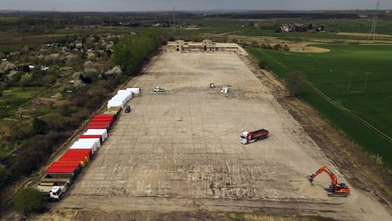 Die illegale Mülldeponie in Güstrow ist beräumt. (Luftaufnahme mit einer Drohne /Copter) © Bernd Wüstneck/dpa +++ dpa-Bildfunk +++ Foto: Bernd Wüstneck/dpa +++ dpa-Bildfunk +++
