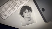 Foto von Ramona Müsebeck auf einem Schreibtisch © NDR Foto: Franz Fanter