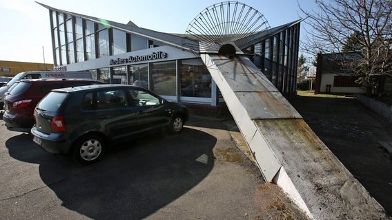 Die ehemalige Messehalle in Rostock ist heute ein Autohaus. © dpa-Bildfunk Foto: Bernd Wüstneck