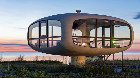 Futuristisch anmutender Rettungsturm im Ostseebad Binz auf der Insel Rügen © dpa-Bildfunk Foto: Stefan Sauer