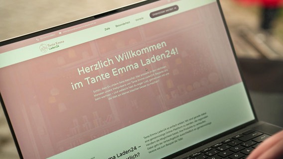 Die Website tanteemmaladen24.de auf dem Display eines Notebooks. © NDR 