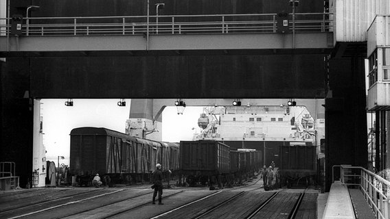 Verladearbeiten auf die Fähre Mukran im Hafen Rostock. (18.10.1990) © imago stock&people Foto: Ulli Winkler
