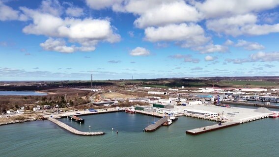 Der Hafen von Mukran auf Rügen (Drohnenbild) © NDR Foto: NDR