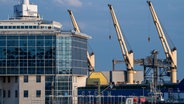 Blick auf Logo des Hafens Mukran. Die Firmen Regas und Gascade planen ein Terminal für Flüssigerdgas (LNG) im Hafen Mukran auf der Insel Rügen. Im Hafen soll ein FSRU (Floating Storage and Regasification Unit) Standort werden. Diese Spezialschiffe können LNG aufnehmen, erwärmen und gasförmig machen. © DPS Foto: Stefan Sauer