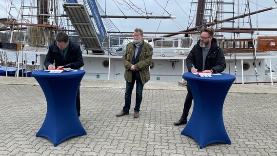 Am Warnowufer in Rostock unterschreiben  Finanzminister Reinhard Meyer und Rostocks Oberbürgermeister Claus Ruhe Madsen eine Verwaltungsvereinbarung über die Errichtung des Archäologische Landesmuseums von Mecklenburg-Vorpommern. © NDR Foto: Sylvio Kaczmarek