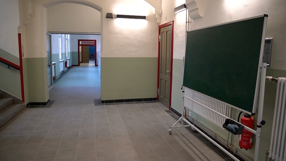 Ein Flur in der sanierten Goethe-Schule in Wismar. © NDR Foto: Christoph Woest