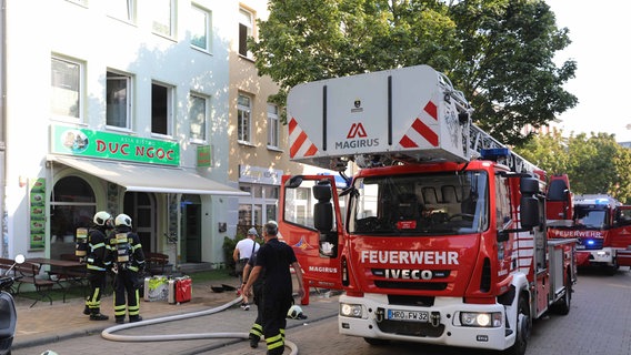 Aufgrund brennender Wokpfannen fing die Küche eines Asia-Restaurants in Rostock Feuer. © NonStopNews Foto: Stefan Tretropp