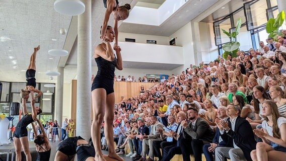 Turnerinnen vom VfL Schwerin 1990 e.V. eröffnen die Sportlerehrung der Landeshauptstadt Schwerin © Landeshauptstadt Schwerin 