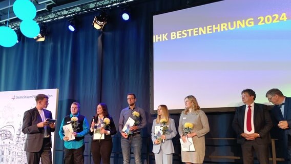 In der Stadthalle Rostock hat die IHK zu Rostock besondere Leistungen von Auszubildenden geehrt. © NDR 