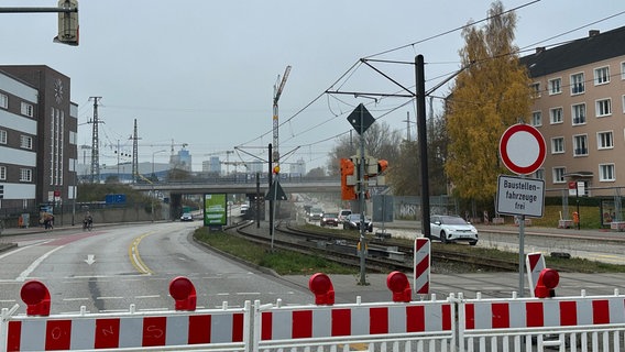 An der Baustelle "Goetheplatzbrücke" in rostock wird der gesamte Verkehr von heute an wieder über die Fahrbahn in Richtung Südstadt geführt. © NDR Foto: Axel Krummenauer