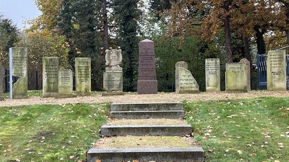 Blick auf Grabsteine des jüdischen Friedhofes in Neubukow durch Metallzaun mit Davidstern © NDR MV Foto: Juern-Jakob Gericke