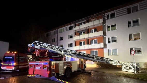Die Feuerwehr in Neubrandenburg rettet vier Erwachsene und zwei Kinder bei einem Wohnungsbrand in der Südstadt. Die Feuerwehr in Neubrandenburg rettet vier Erwachsene und zwei Kinder bei einem Wohnungsbrand in der Südstadt. © Felix Baenz Foto: Felix Baenz
