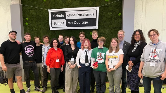 Die Montessori-Schule Greifswald ist in das  Netzwerk „Schule ohne Rassismus, Schule mit Courage" eingetreten. © ndr Montessori-Schule Greifswald 