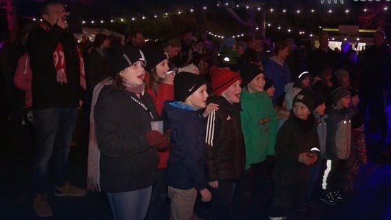 Das Bild zeigt singende Kinder. © NDR 