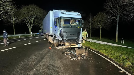 Ein Lkw und ein Pkw sind auf der B104 zwischen Stavenhagen und Malchin zusammengeprallt. Ein Lkw und ein Pkw sind auf der B104 zwischen Stavenhagen und Malchin zusammengeprallt. © Freiwillige Feuerwehr Stavenhagen
