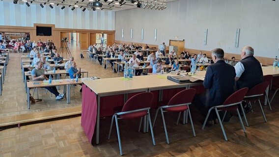 Die Mitglieder des Kreistags Vorpommern-Rügen auf ihrer konstituierenden Sitzung in Grimmen. © NDR Foto: Martina Rathke