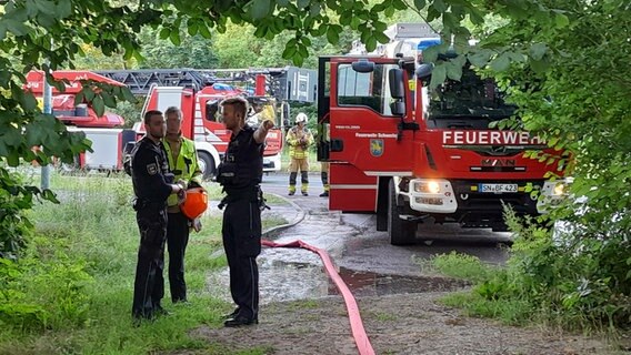 Einsatzkräfte der Berufsfeuerwehr in Schwerin besprechen sich am "Kurhotel Zippendorf" zu einem Brand in dem leerstehenden Gebäude. © NDR Foto: Sebastian Giebel