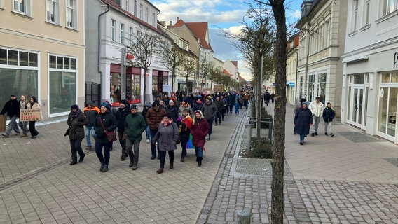 Rund 500 Menschen versammelten sich in Neustrelitz um für Toleranz und Solidarität zu demonstrieren. Rund 500 Menschen versammelten sich in Neustrelitz um für Toleranz und Solidarität zu demonstrieren. © NDR MV Foto: M.Tetzlaff