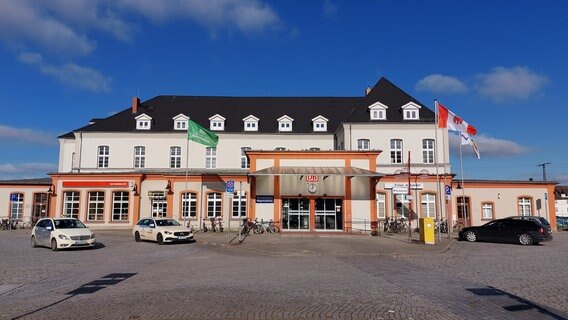 Der Bahnhof von Neubrandenburg von außen. © NDR Foto: Stefan Thoms