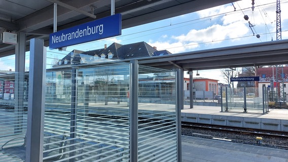 Auf einem der Bahnsteige des Bahnhofs von Neubrandenburg. © NDR Foto: Stefan Thoms