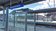 Auf einem der Bahnsteige des Bahnhofs von Neubrandenburg. © NDR Foto: Stefan Thoms