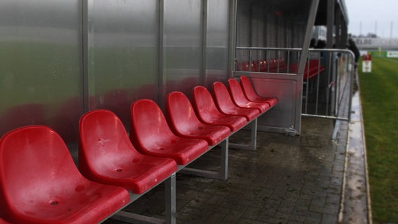 Die Tribüne mit roten Sitzen am Spielfeldrand eines Fußballplatzes. © NDR Foto: Wiebke Heiden