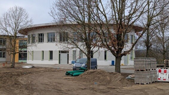 Die Gesamtschule in Friedland hat einen neuen runden, zweistöckigen Erweiterungsbau. © Landkreis Mecklenburgische Seenplatte 