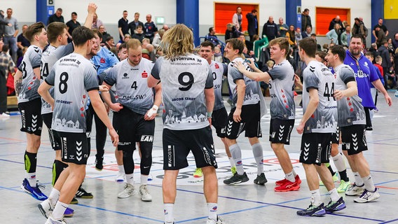 Die Regionalliga-Handballer von Fortuna Neubrandenburg jubeln über einen Heimsieg. © NDR Foto: Thomas Bornkessel