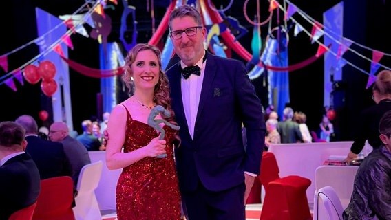 Schauspielerin Laura Scherwitzl und Marco Zabel vom Förderverein Landestheater Mecklenburg. Schauspielerin Laura Scherwitzl und Marco Zabel vom Förderverein Landestheater Mecklenburg. © NDR Foto: Andres Felipe Orozco