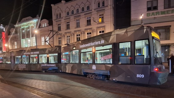 Eine entgleiste Straßenbahn auf dem Schweriner Marienplatz © NDR Foto: Susanne Rieger