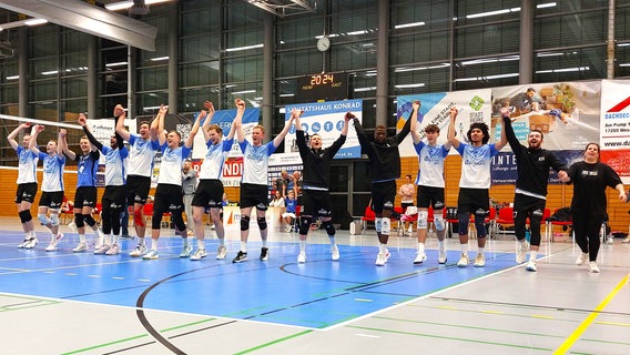 Die Volleyballer des PSV Neustrelitz feiern den Heimsieg gegen Kiel. Die Volleyballer des PSV Neustrelitz feiern den Heimsieg gegen Kiel. © NDR Foto: Stefan Thoms