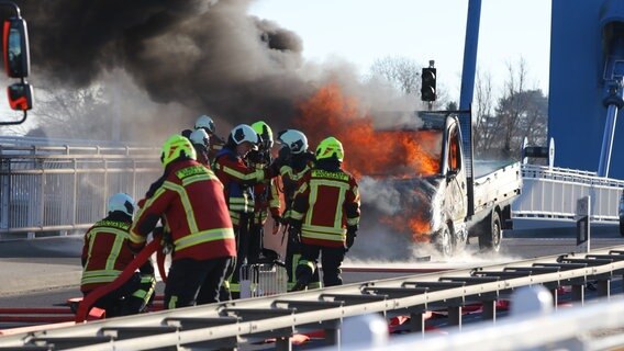 Transporter brennt auf Peenebrücke in Wolgast © Tilo Wallrodt 