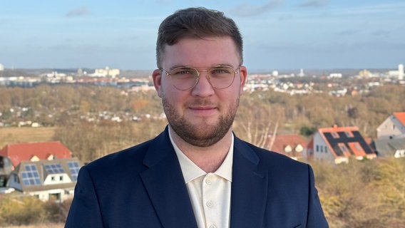 Der Neubrandenburger OB-Kandidat Tobias Köhler vor der Kulisse seiner Heimatstadtr © privat Foto: privat/Tobias Köhler